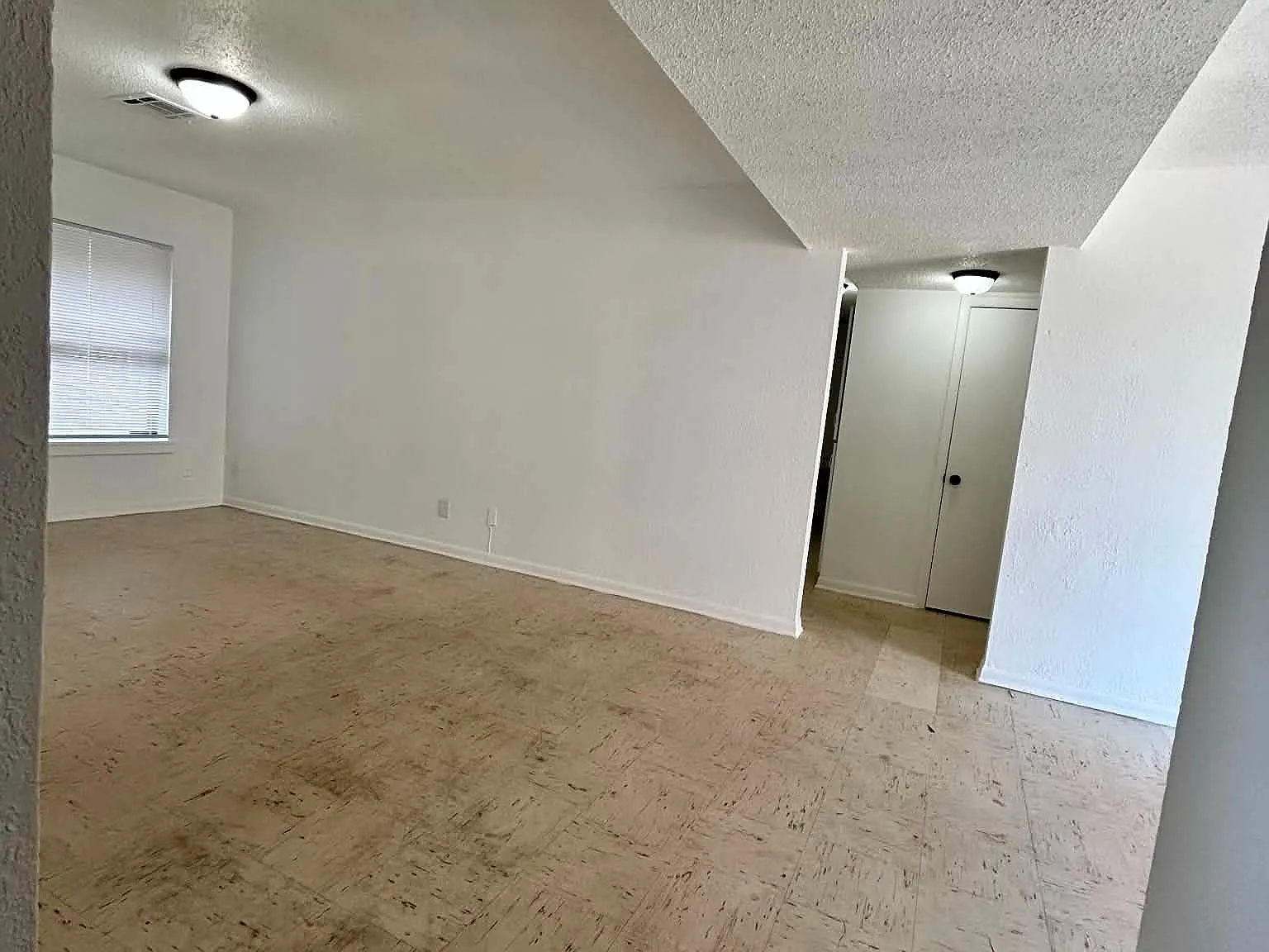 3 bed, 1095 sqft, $1,400 — Photo 2