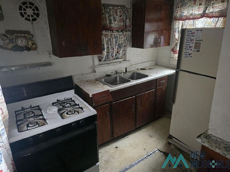 2nd image of 423 E 5th St