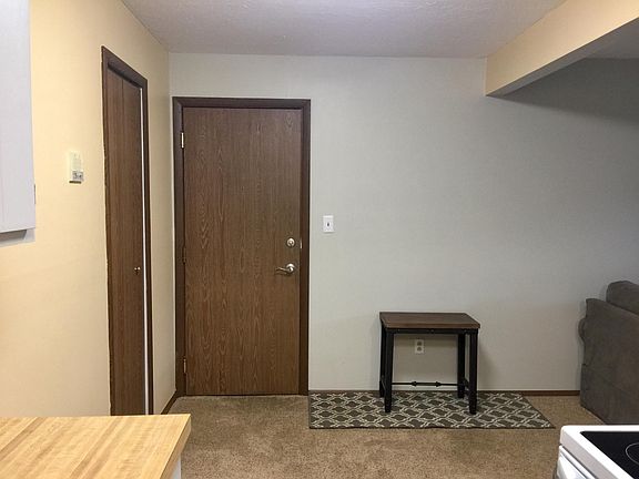 Entrance way/Front closet