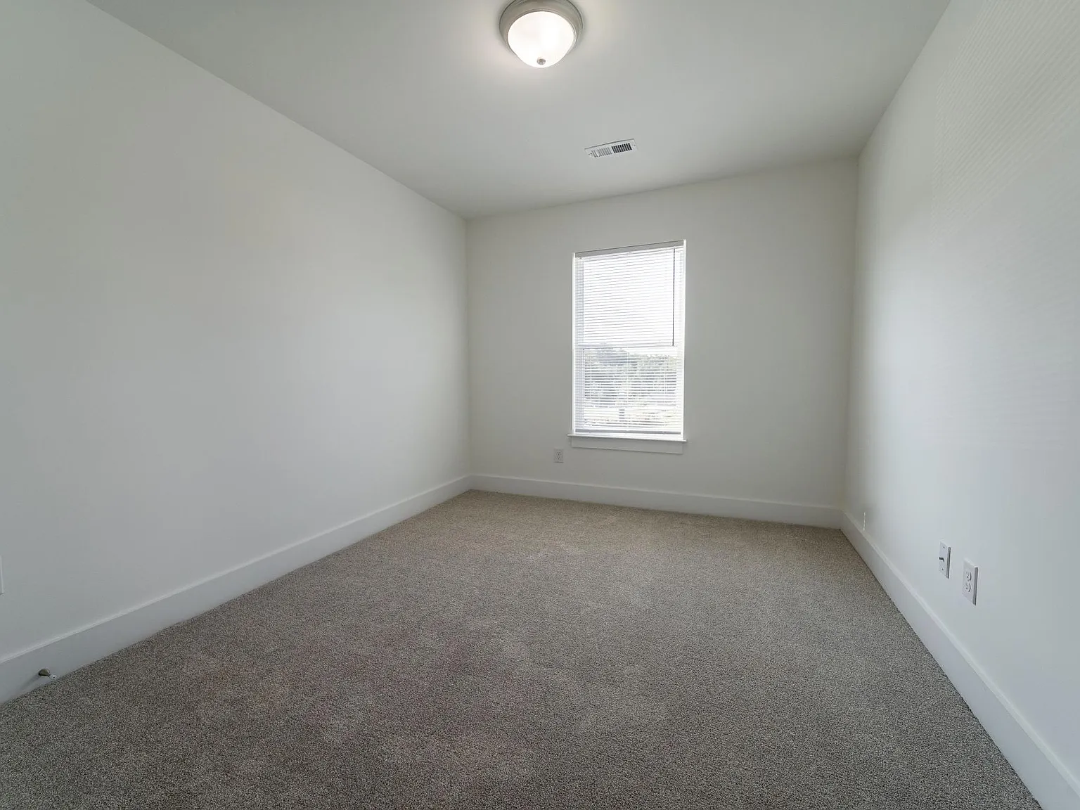712 Lamina Dr — Photo 3