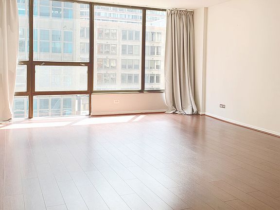 5th image of 230 E Ontario St APT 706