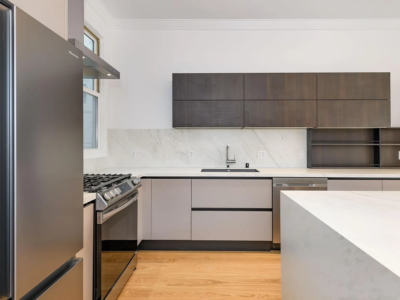 2 bed, 1050 sqft, $6,750 — Photo 2