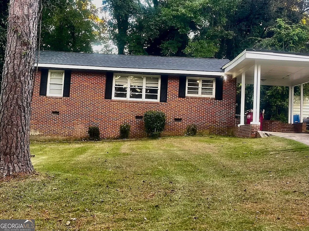 3 bed, 1.0 bath, 1162 sqft, $1,300 — Photo 1