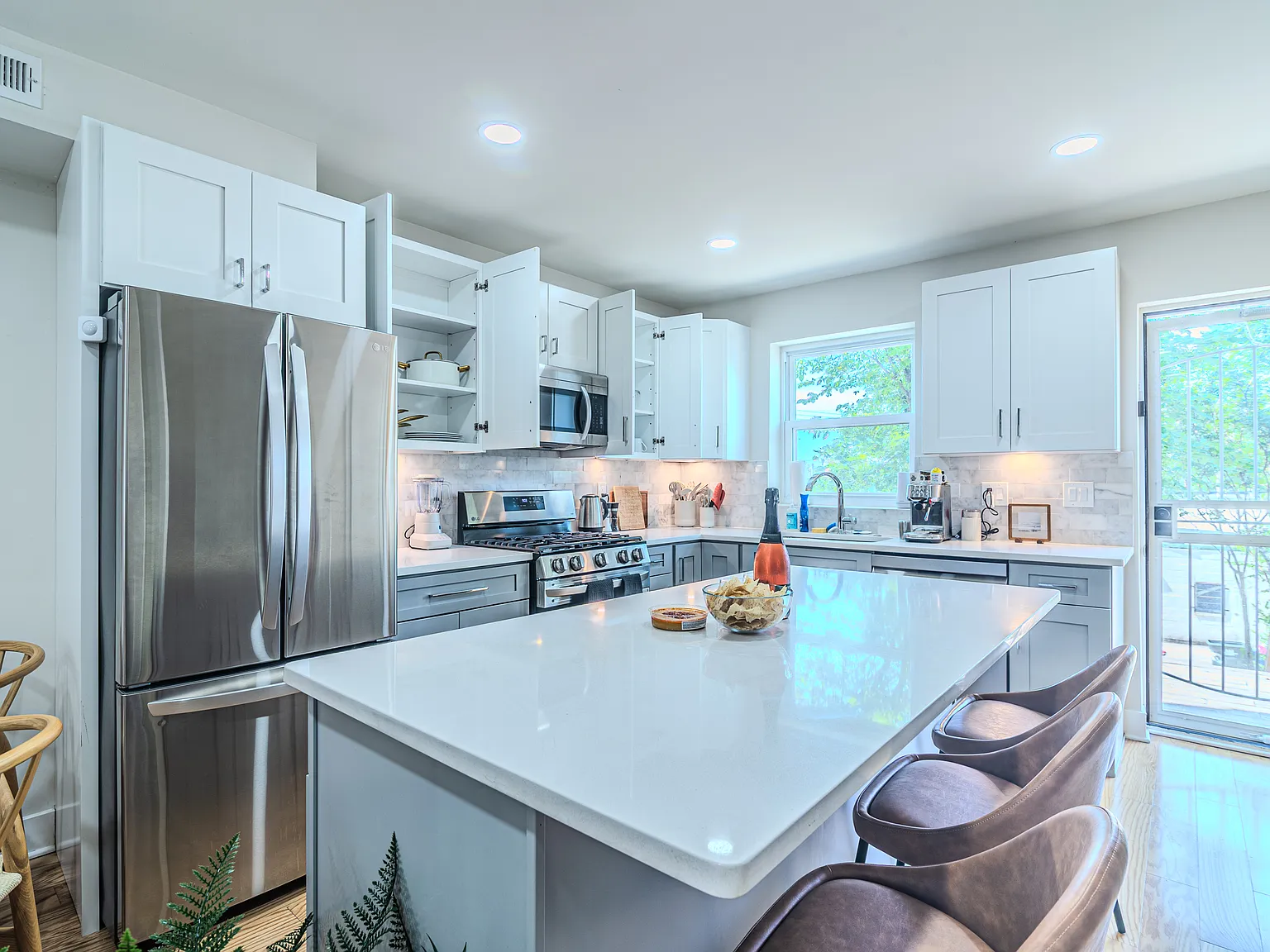 2 bed, 2.5 bath, 1024 sqft, $4,350 — Photo 4