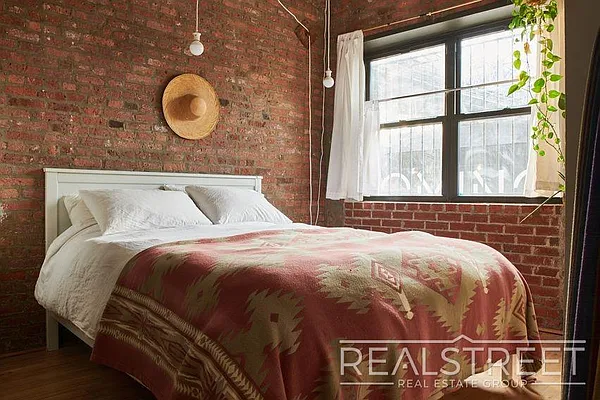 Rented by Real Street Inc | media 10