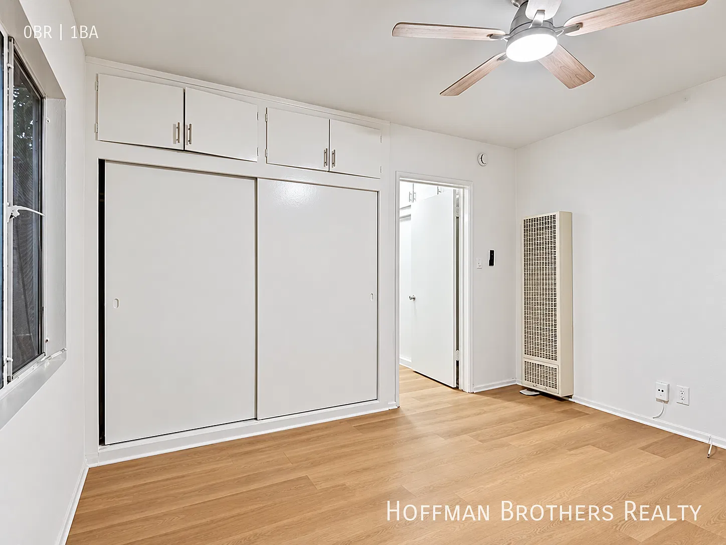 Charming Studio with Updated Kitchen, High Ceilings, On-Site Laundry & Central Mid-Wilshire Locat... — Photo 4