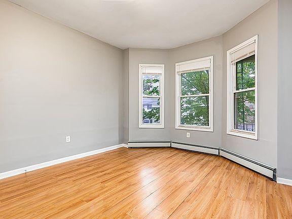 4th image of 211 Myrtle Ave