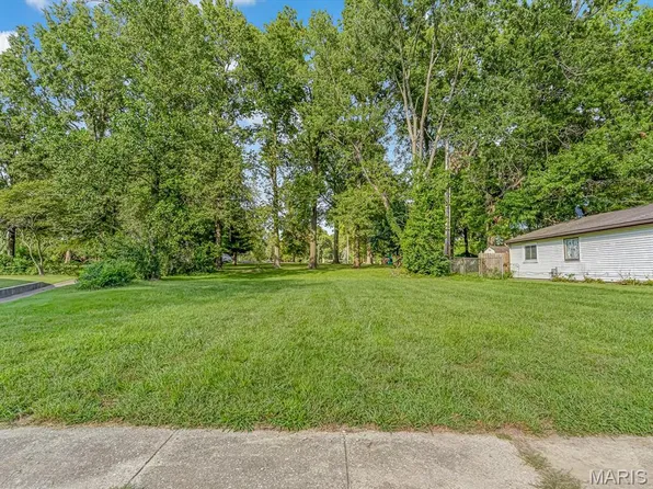 49 Scarlet Dr, Belleville, IL 62220