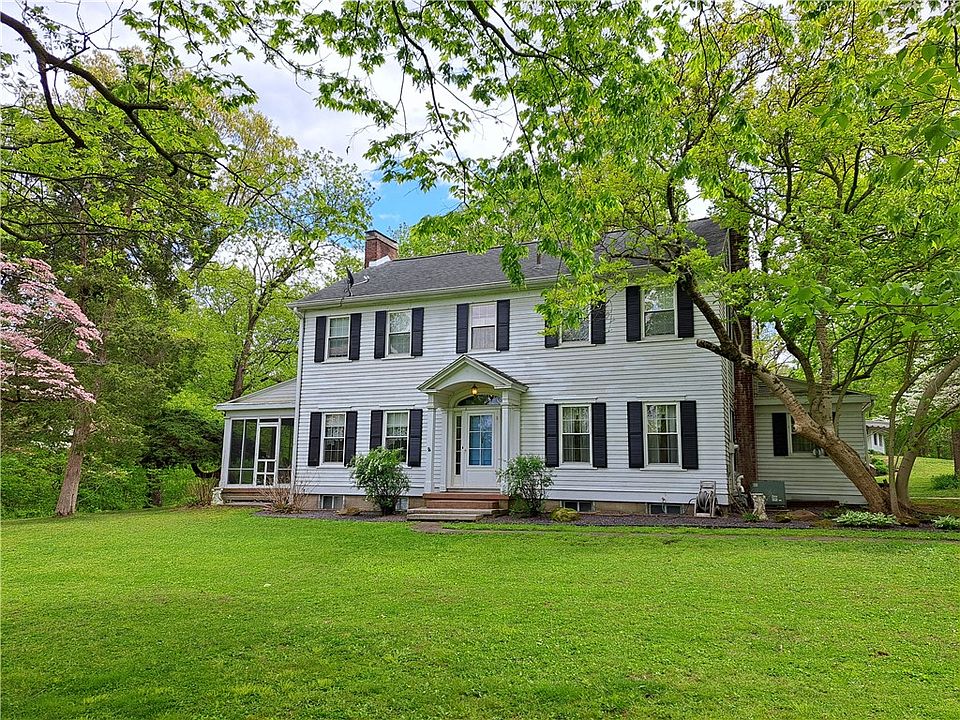 1st image of 104 S Wood Ln