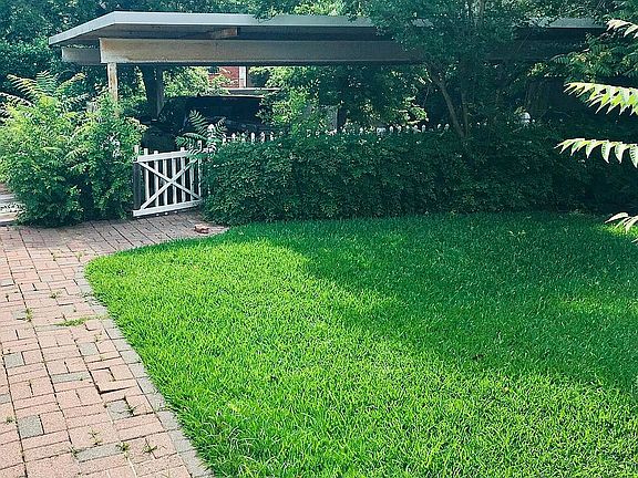 3rd image of 1319 Preston Dr
