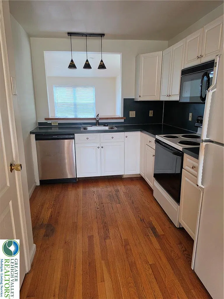 3 bed, 2.5 bath, 1658 sqft, $2,550 — Photo 2