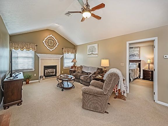 4th image of 218 Stoneybrook Dr