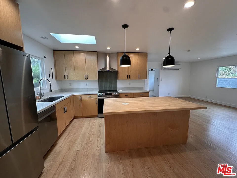 3 bed, 2.0 bath, 1300 sqft, $5,995 — Photo 2