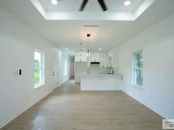 2nd image of 909 W Curtis St