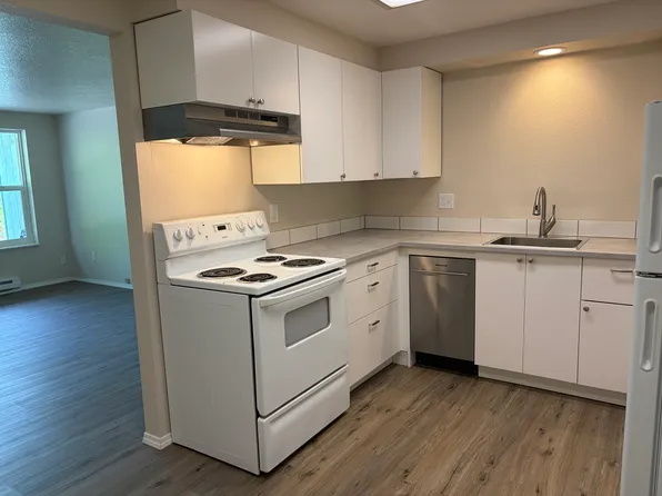 211 W 12th St #4, The Dalles, OR 97058