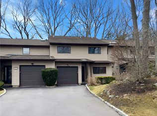 19 Northgate Cir, Melville, NY 11747