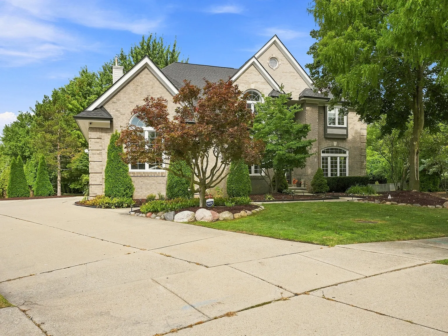 4 bed, 4.5 bath, 4673 sqft, $4,000 — Photo 3