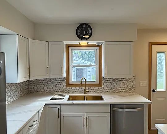 2nd image of 568 Boyd St