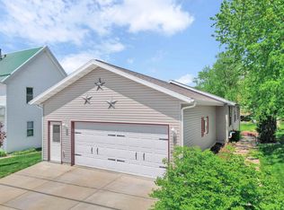 10984 Ridge St, Blue Mounds, WI 53517