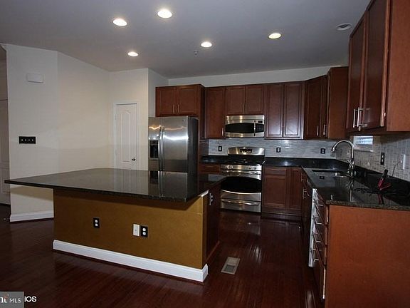 4th image of 420 Esmond Pl