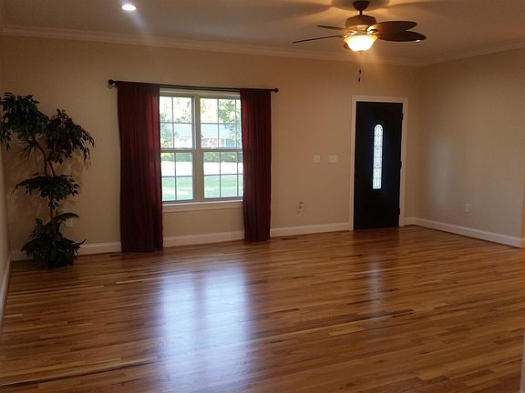 3rd image of 412 Bragg Ave