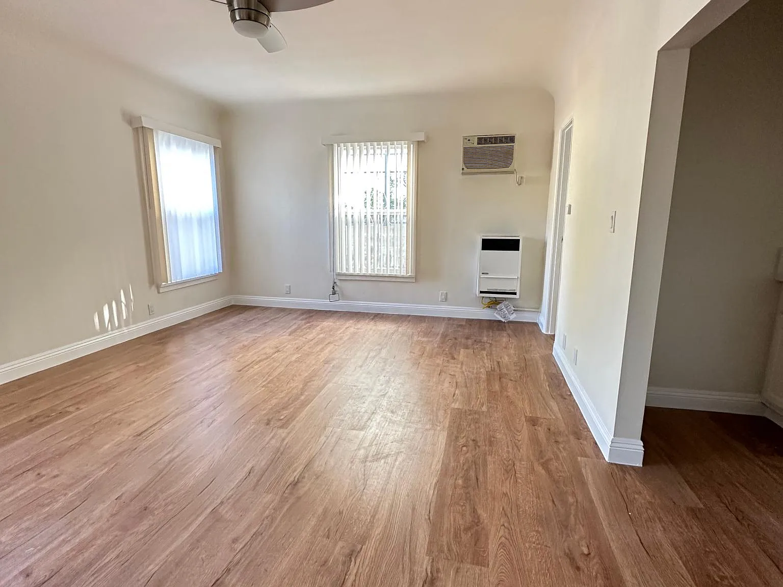 265 S Manhattan Pl — Photo 4