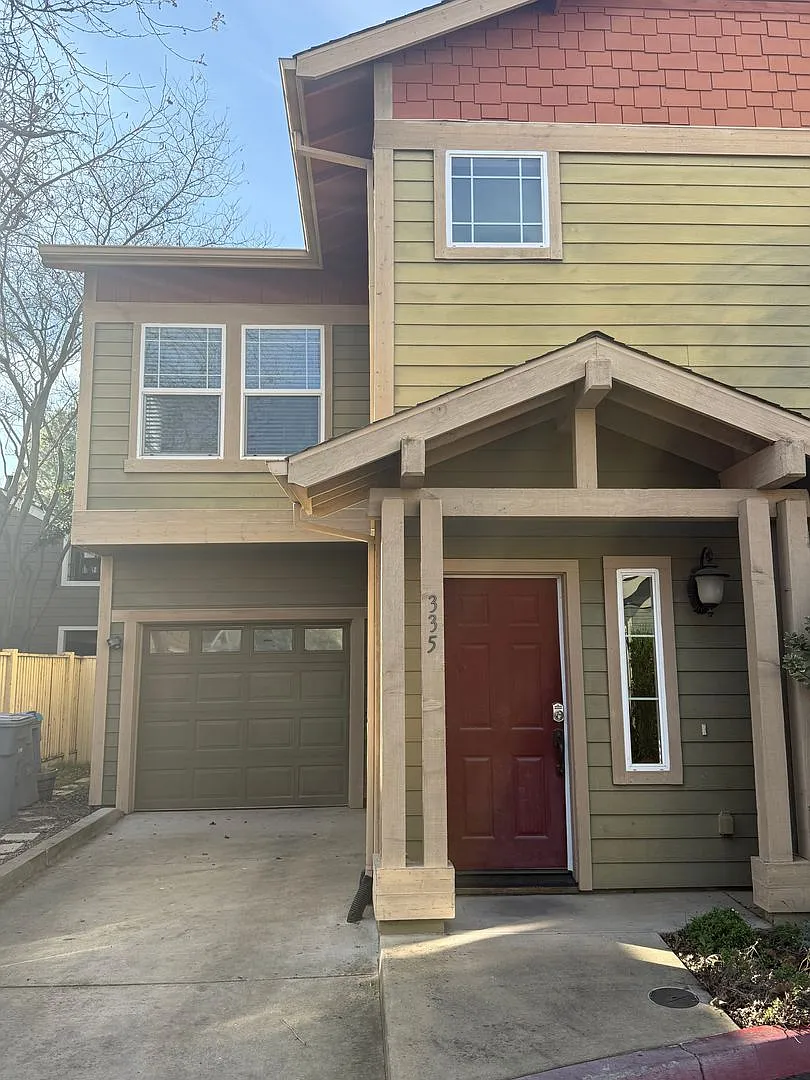 3 Bedroom Home Close to Gym and Shopping-$1,000 OFF First Month's Rent — Photo 1
