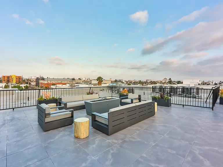 900 N Wilcox Ave #105 — Photo 36