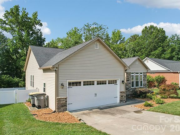 3rd image of 632 Marigold Dr