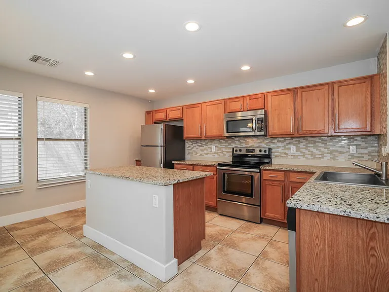 1146 E Hampton Ln — Photo 5