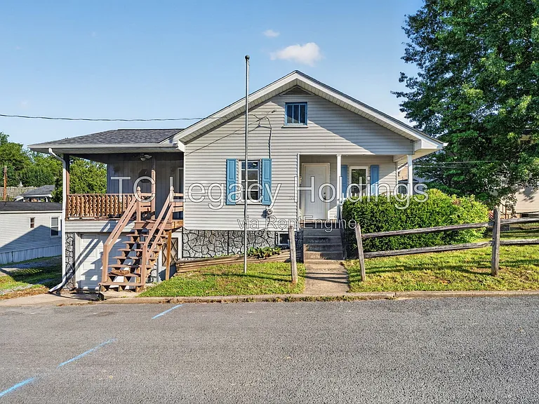 200 Reeves Ave — Photo 1