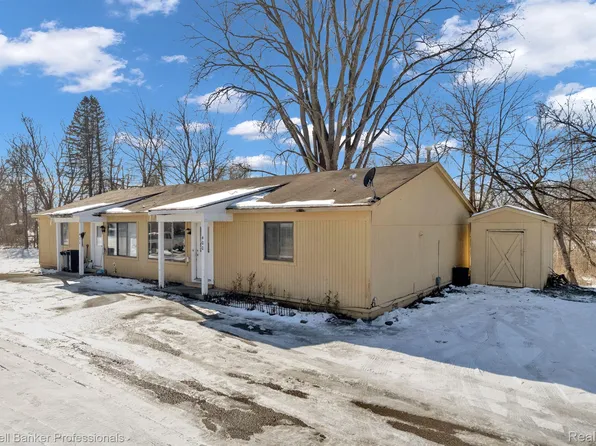 400 Cedar Lake Ln, Ortonville, MI 48462