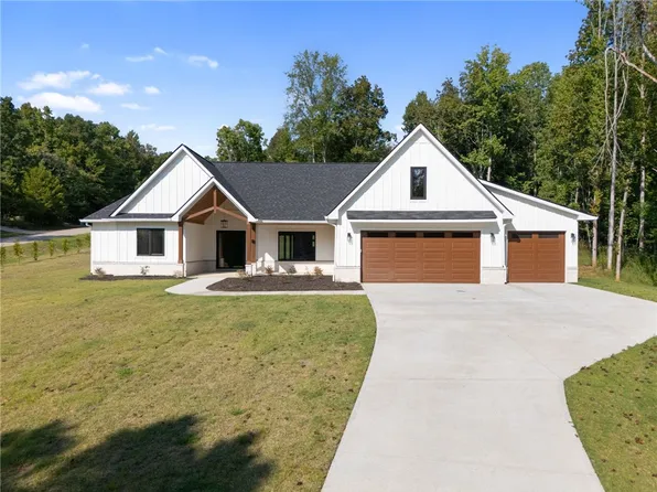 501 W Peninsula Dr, Laurens, SC 29360