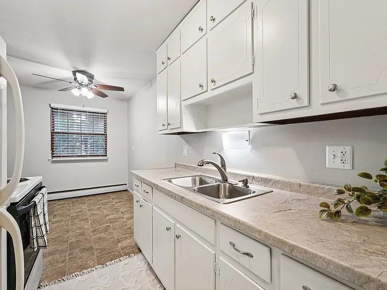 Colonial Terrace — Photo 10