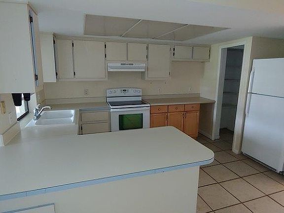 2nd image of 230 NE 14th Pl