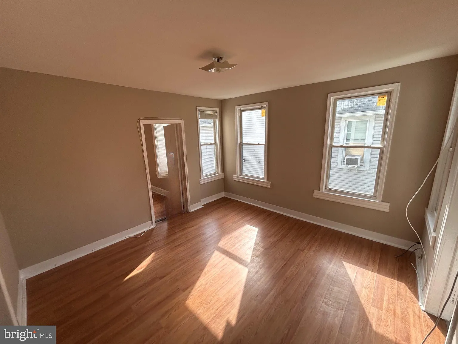 4 bed, 1.0 bath, 3116 sqft, $1,950 — Photo 3