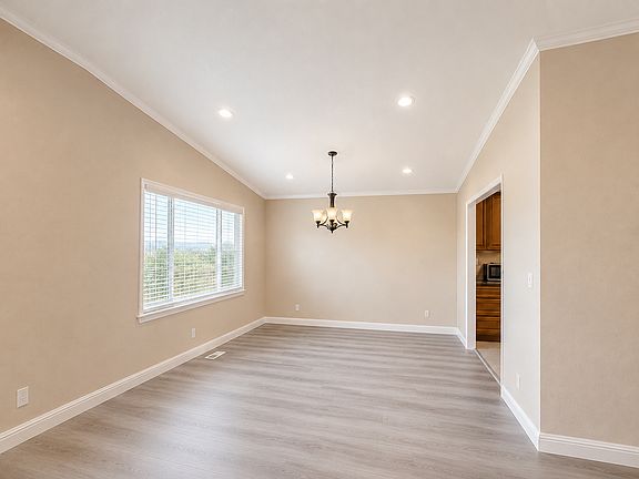 4th image of 2892 Hillcrest Ave