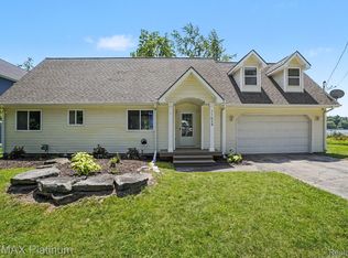 11624 Island Ct, Hartland, MI 48353