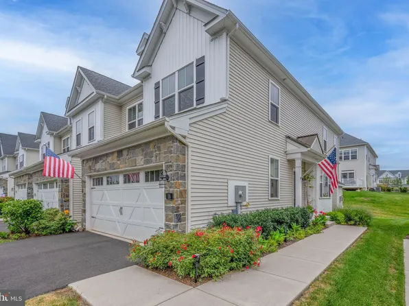 18 Lacey Ln, Warminster, PA 18974