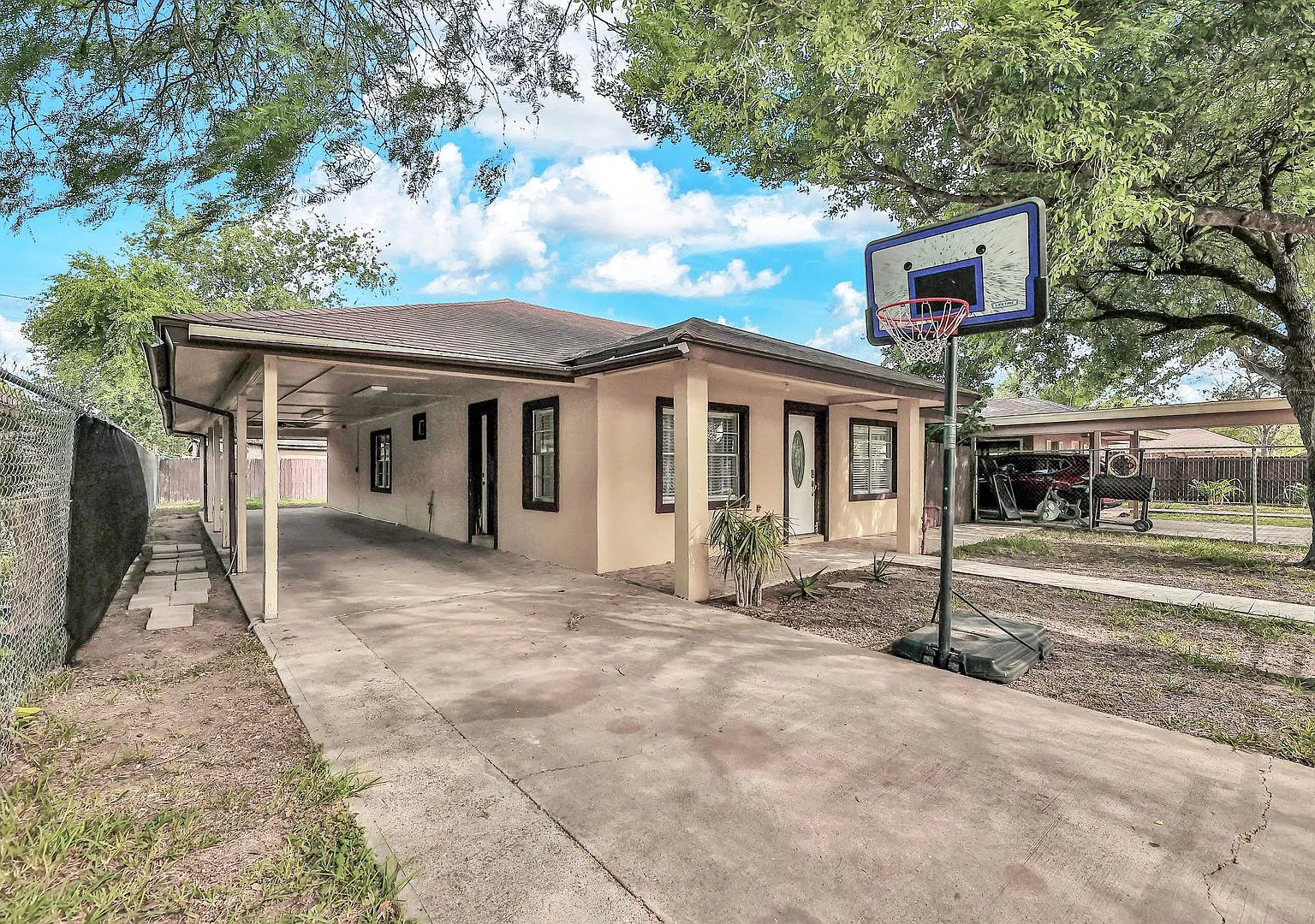 Spacious! Great Location! — Photo 3