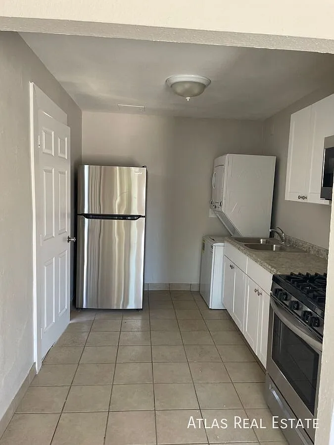 Cozy 2 Bed 1 Bath Apartment With Private Backyard — Photo 3