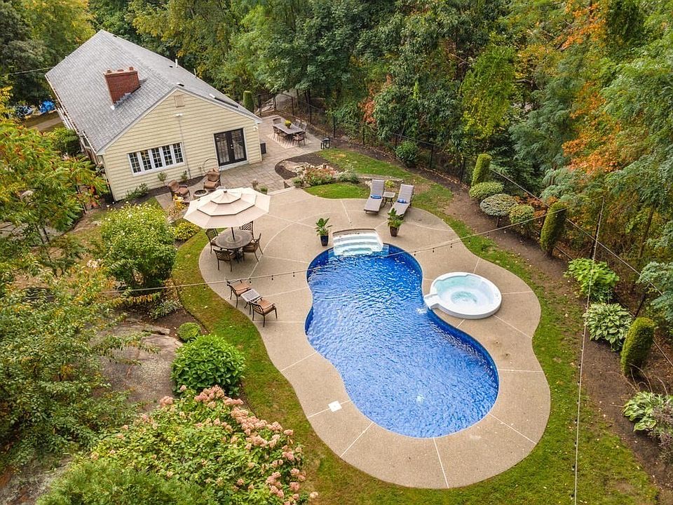 2nd image of 2 Squire Ln