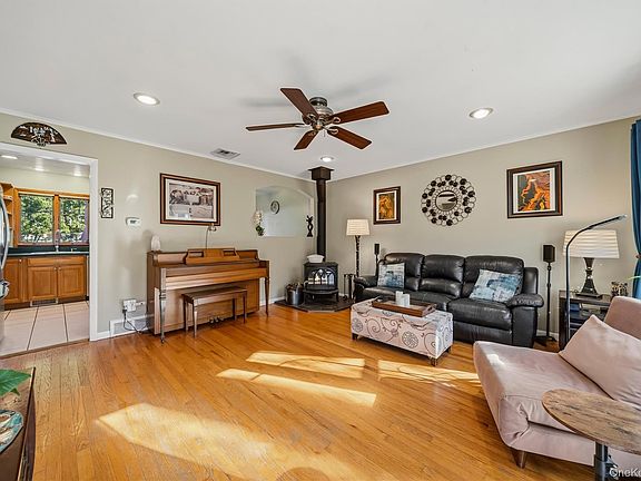 5th image of 12 Barnett Road W