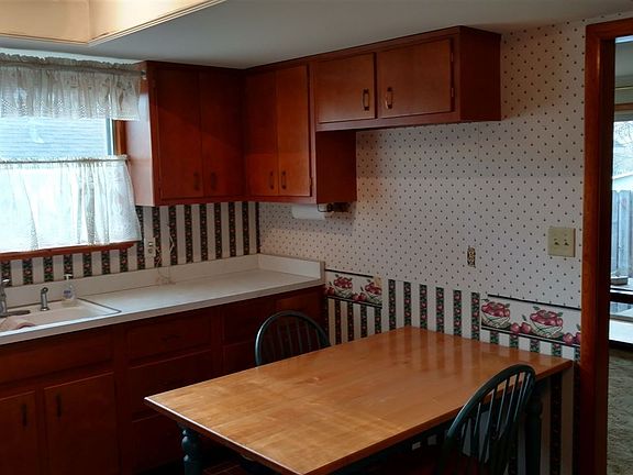 2nd image of 420 E 3rd St
