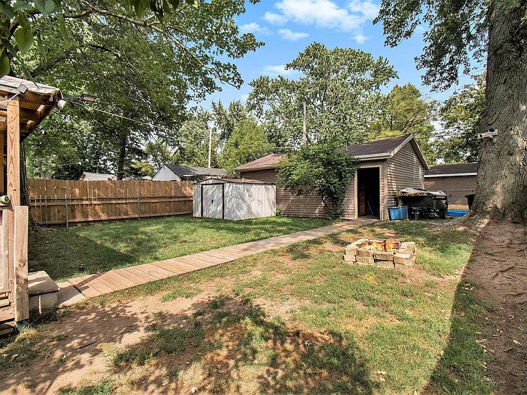 1334 College St — Photo 25