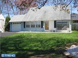 60 Viewpoint Ln, Levittown, PA 19054