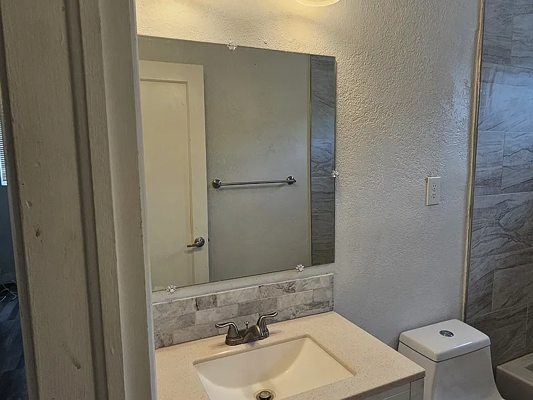 1123 S Central Ave — Photo 4