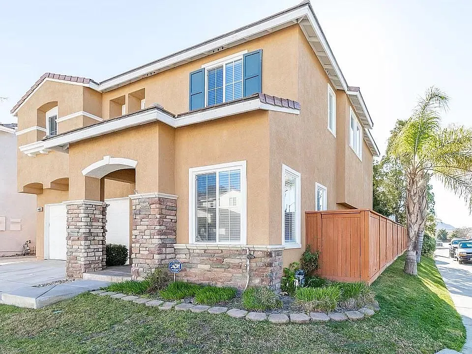4 bed, 2.5 bath, 2316 sqft, $4,200 — Photo 2