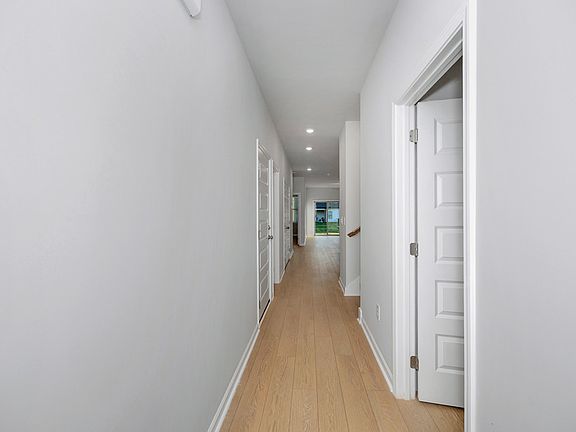 5th image of 147 Wolfe Ln #1