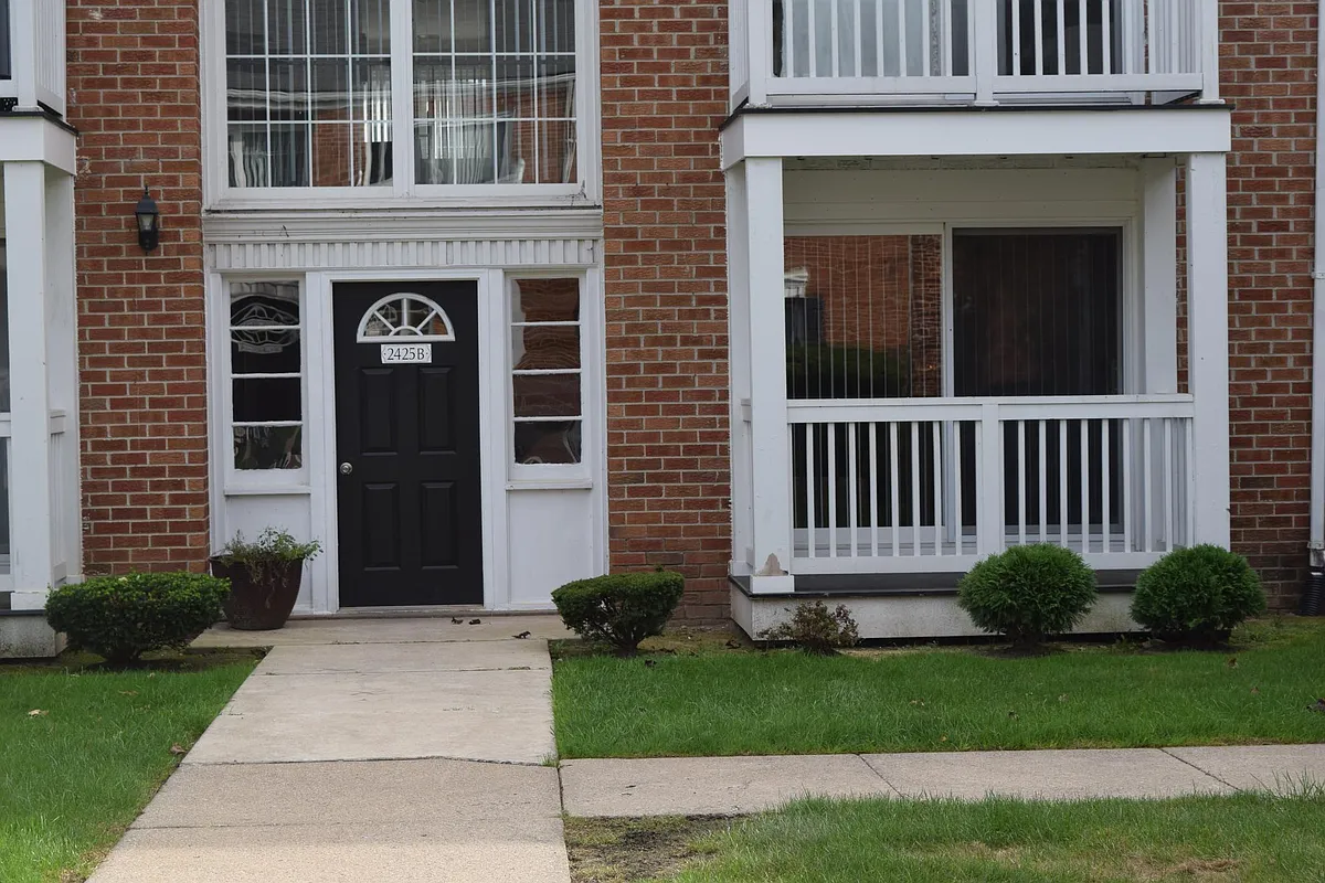 Building Photo - 2425 Torquay Ave #108